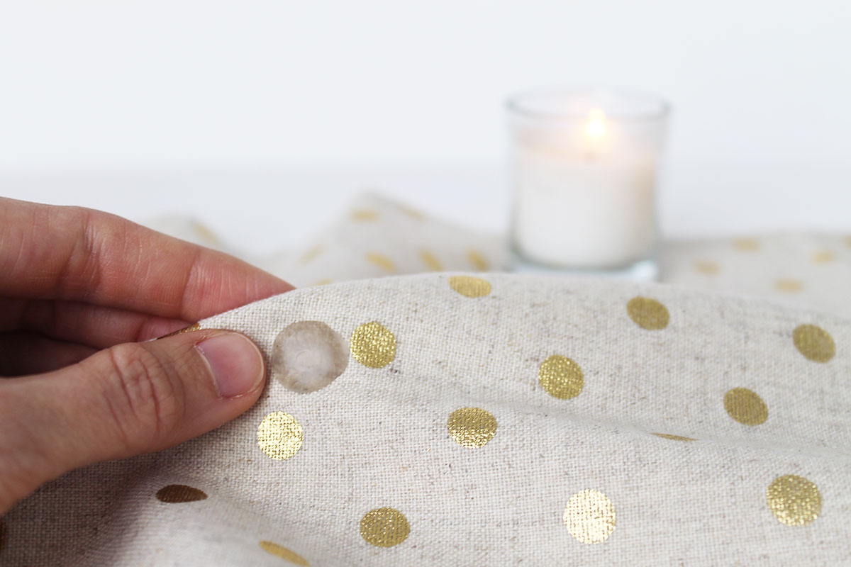 چگونه لکه شمع را از روی لباس پاک کنیم